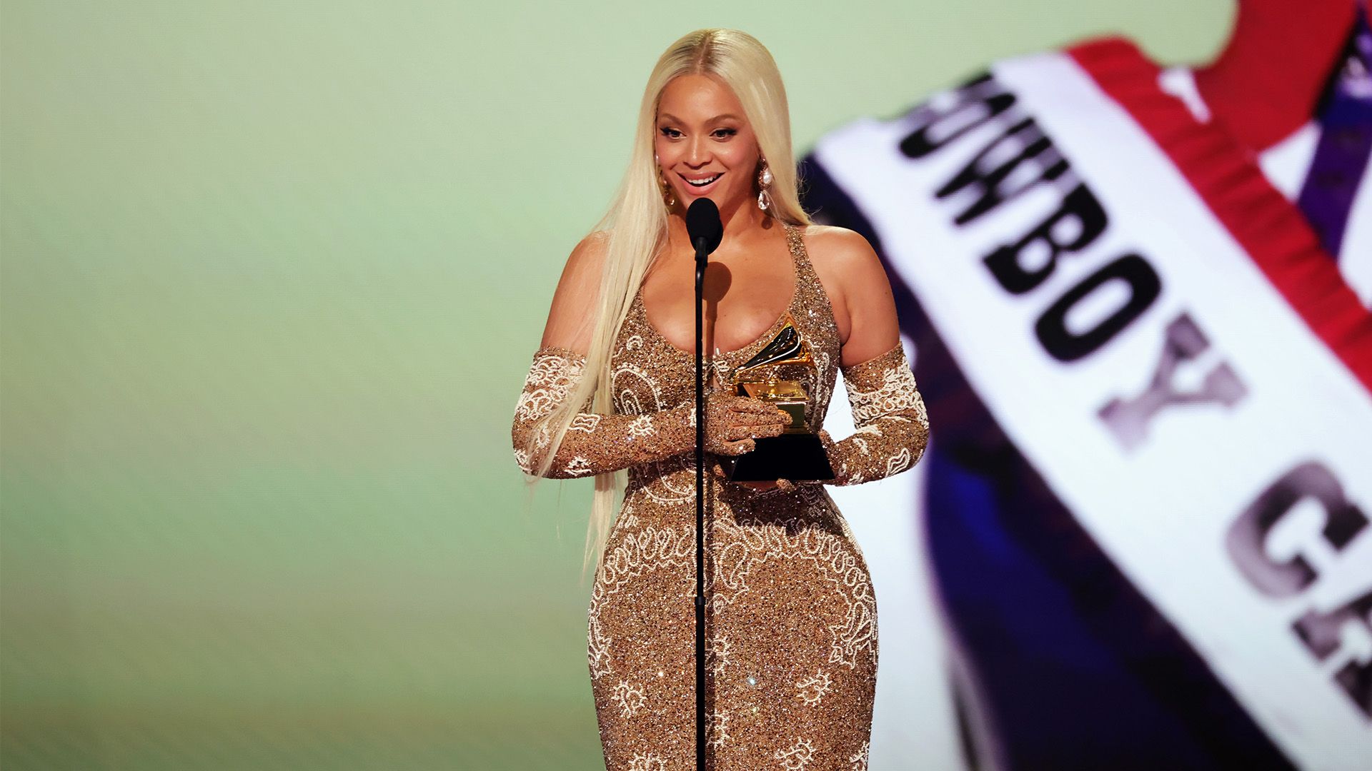 并组织了一 并组织了一